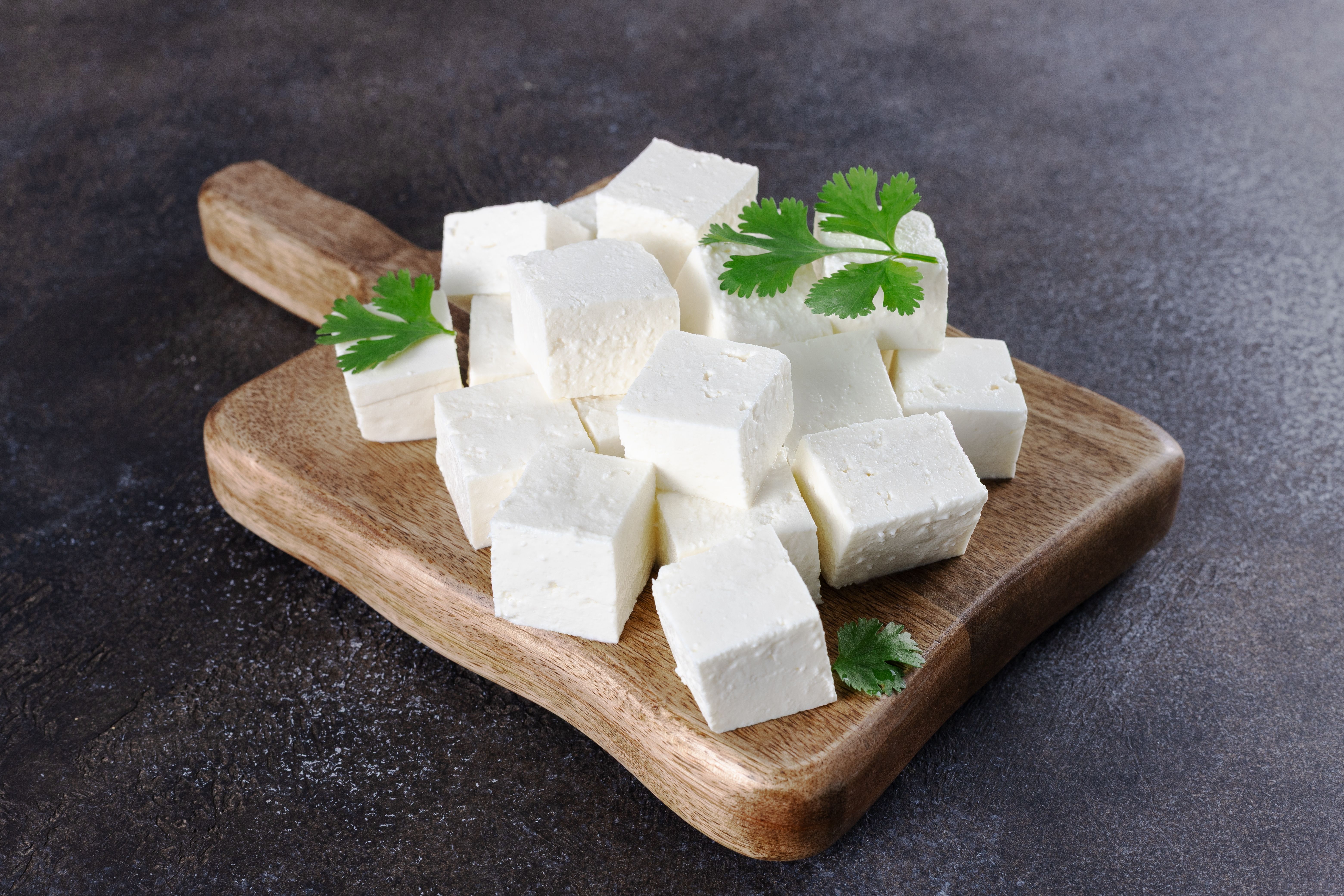 Calories in 100 gm paneer - Nutrition & Health Benefits